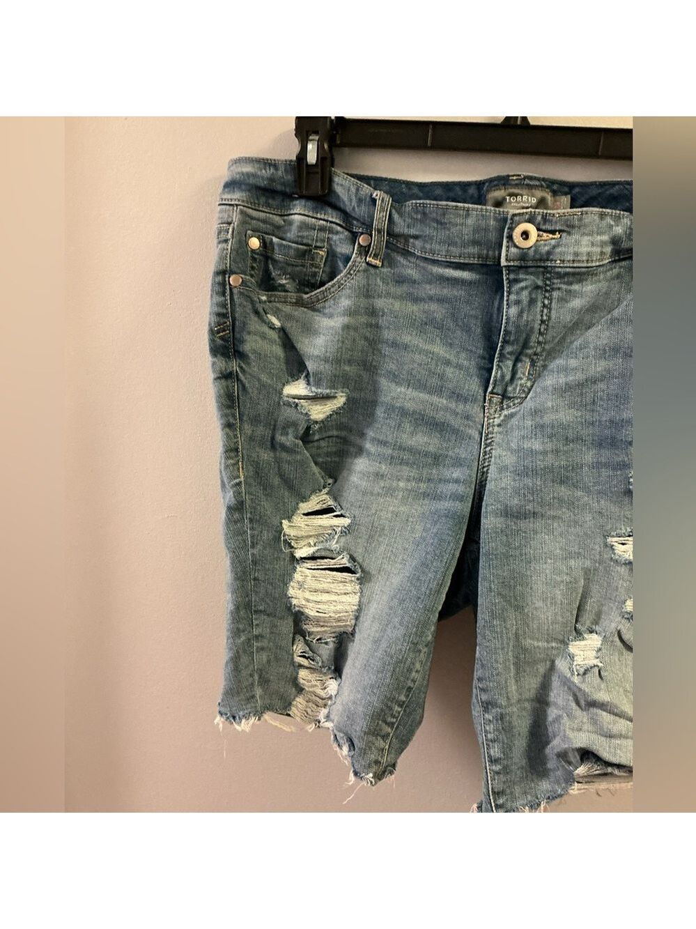 Torrid Premium Ski High Skinny Bermuda Distressed Shorts Size 16 - Picture 10 of 12